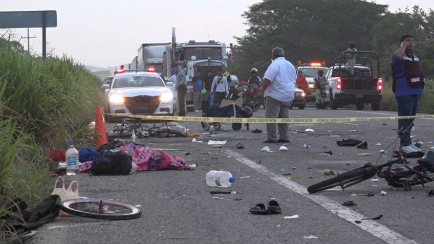 Mueren arrollados 3 migrantes en carretera Panamerica, Oaxaca