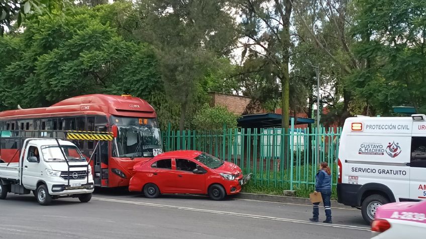 Metrobús choca contra automóvil ahora en la Línea 6: hay seis pasajeros lesionados