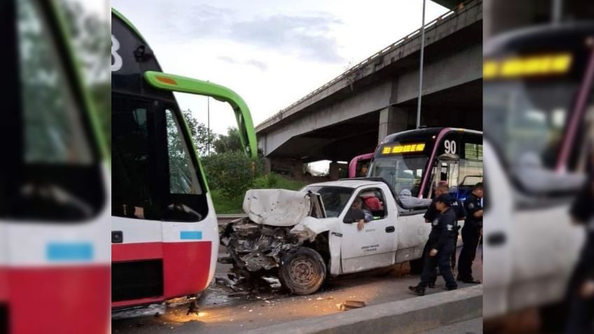 Camioneta invade carril y choca de frente con unidad de Mexibús