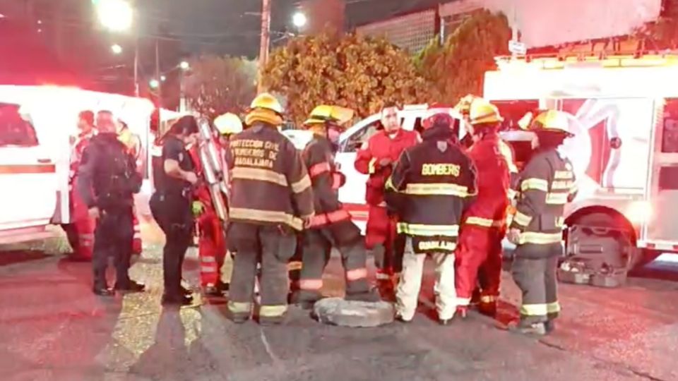 Elementos del Cuerpo de Bomberos de Guadalajara coordinaron las labores de rescate.