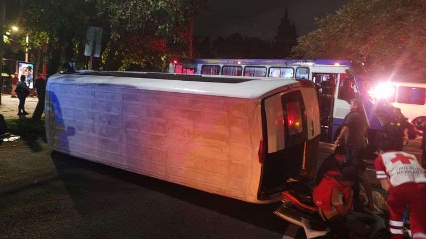 Autobús de pasajeros choca y se vuelca en Lomas de Chapultepec