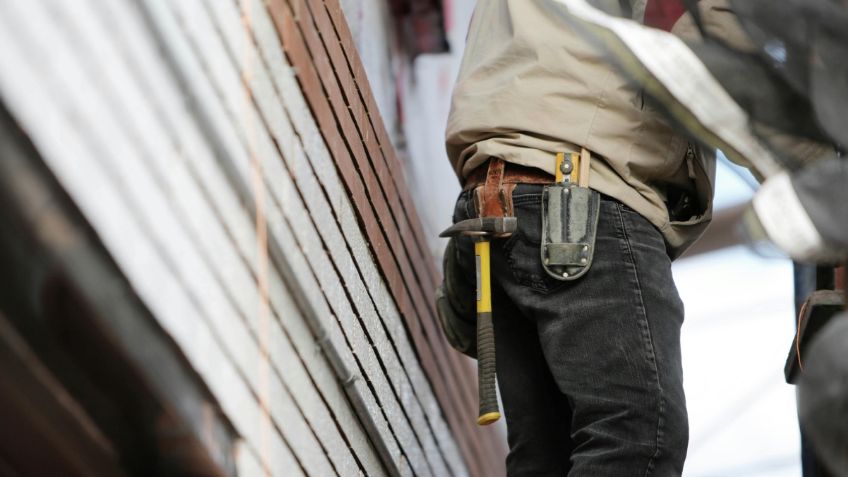 VIDEO: trabajador queda atrapado entre enormes vigas de acero