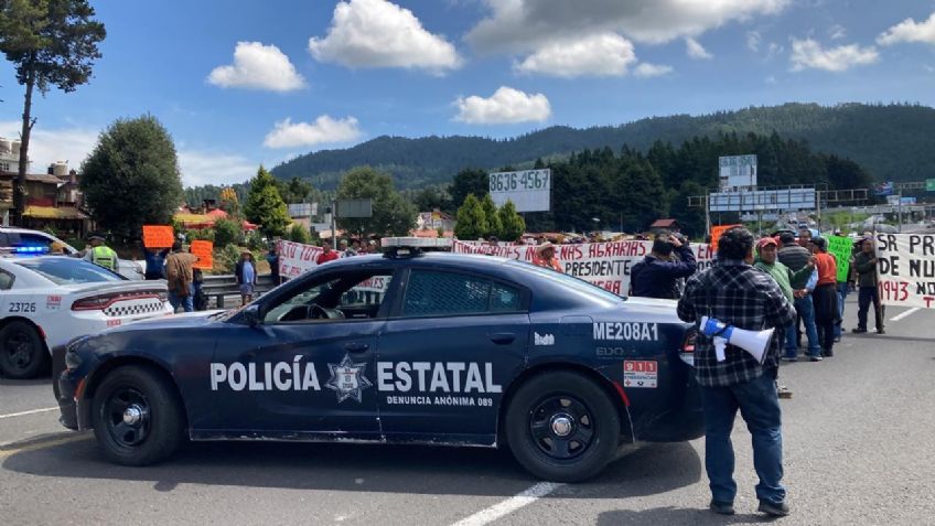 Bloquean la México-Toluca, pero dejan pasar a mujer que iba a perder vuelo