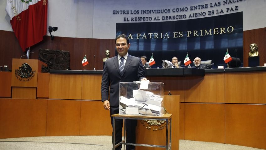 Enrique Vargas del Villar rinde protesta como senador por el Estado de México