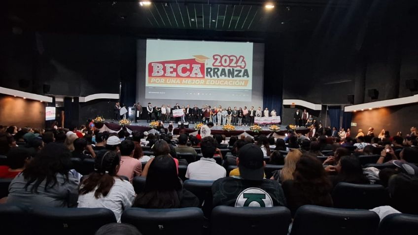 Alcaldía Venustiano Carranza entregó becas para que los jóvenes sigan estudiando