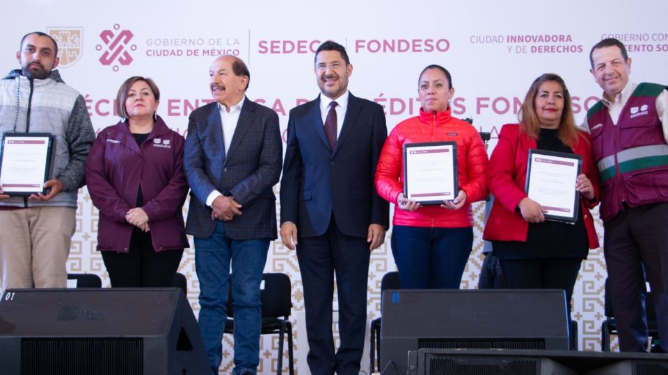 El jefe de Gobierno de la CDMX, Martí Batres Guadarrama, encabezó la entrega de créditos del Fondo para el Desarrollo Social (Fondeso).