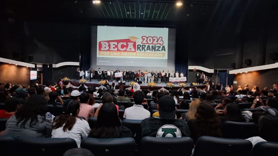 Al ofertar más de 3 mil becas que van hasta el 100% de descuento, cientos de jóvenes se reunieron en el Centro Cultural Carranza