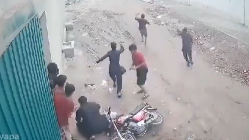 Ladrón falla en su robo y termina recibiendo brutal golpiza, la motocicleta que quería robar no arrancó: VIDEO