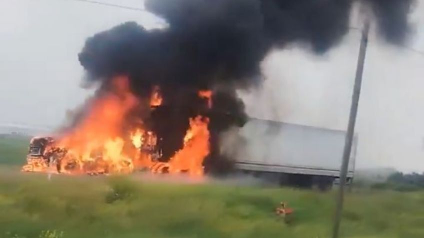 VIDEO: Falla mecánica provoca el incendio de un tráiler sobre la autopista México-Pachuca