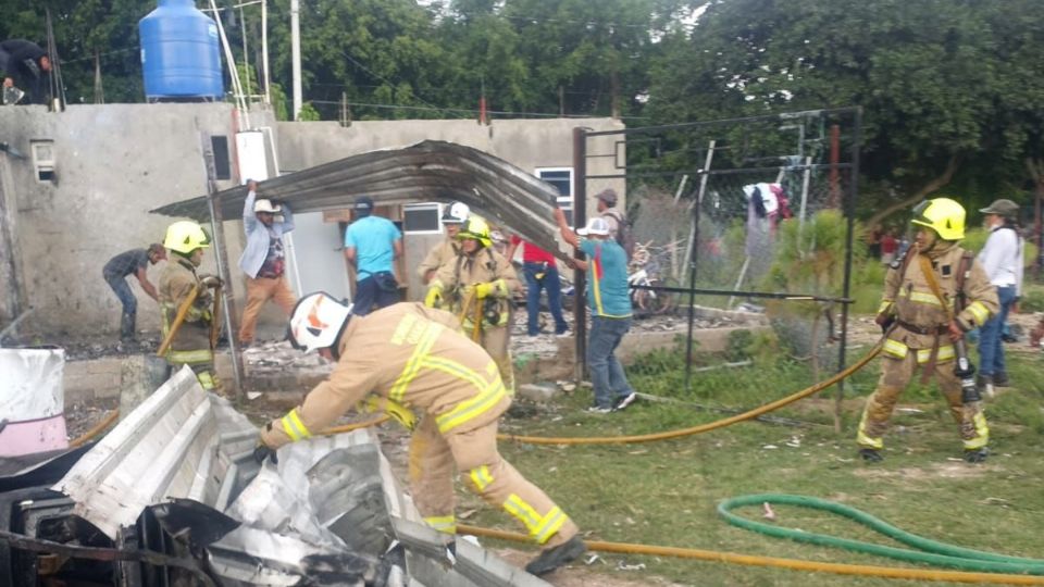 Elementos de Bomberos y Protección Civil acudieron para atender la emergencia.