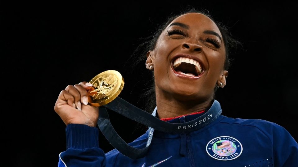 La ganadora del oro en gimnasia, también tiene otras habilidades fuera de la gimnasia 
