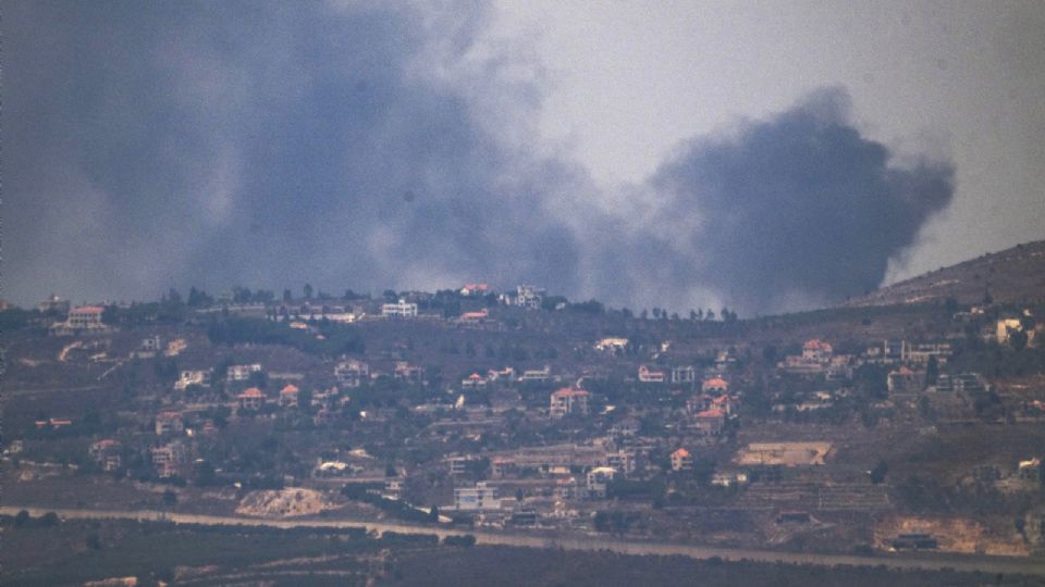 El humo se eleva después de un ataque en un área del Líbano, el domingo 4 de agosto de 2024.