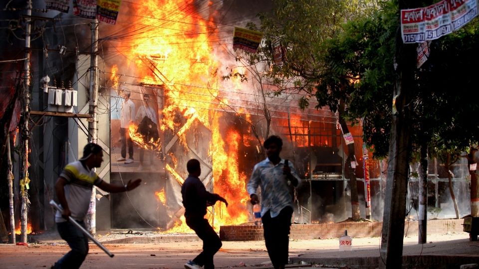 Toda Daca se convirtió en un 'campo de batalla' y miles de manifestantes prendieron fuego a vehículos y motos cerca de un hospital, indicó otra fuente policial.