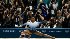 Simone Biles se cae de la barra de equilibrio y cede el oro a la gimnasta italiana Alice D'Amato en París 2024