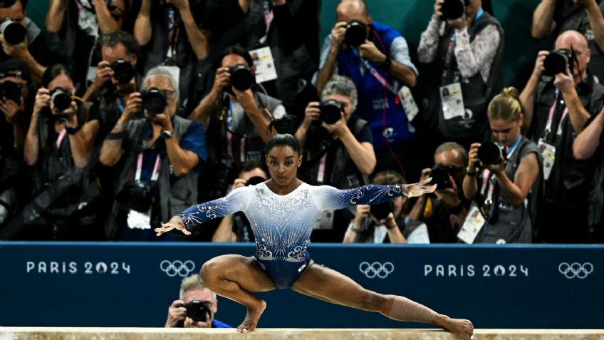 Simone Biles se cae de la barra de equilibrio y cede el oro a la gimnasta italiana Alice D'Amato en París 2024