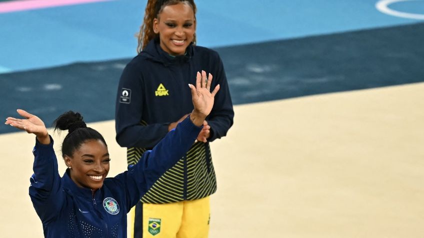 Simone Biles se rinden ante Rebeca Andrade y la foto desde París le da la vuelta al mundo