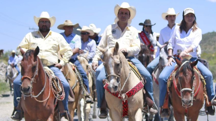 Más de 450 jinetes recorren 85 km en la Cabalgata General Cepeda-Parras