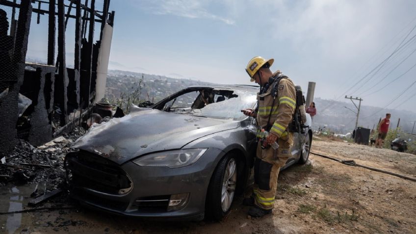 Conectan un Tesla directo a poste de luz con un diablito y se incendia junto a casa en Tijuana