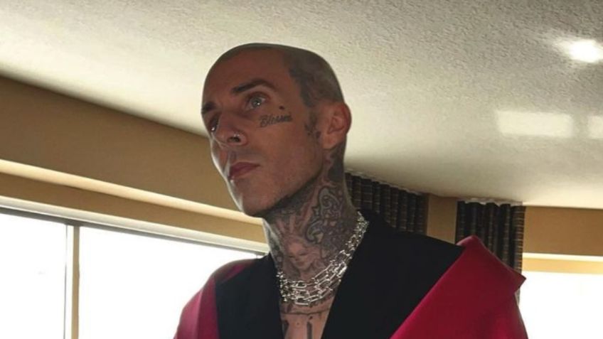 Travis Barker vende en casi 10 mil pesos muñeco del Dr. Simi que le regalaron fans en México