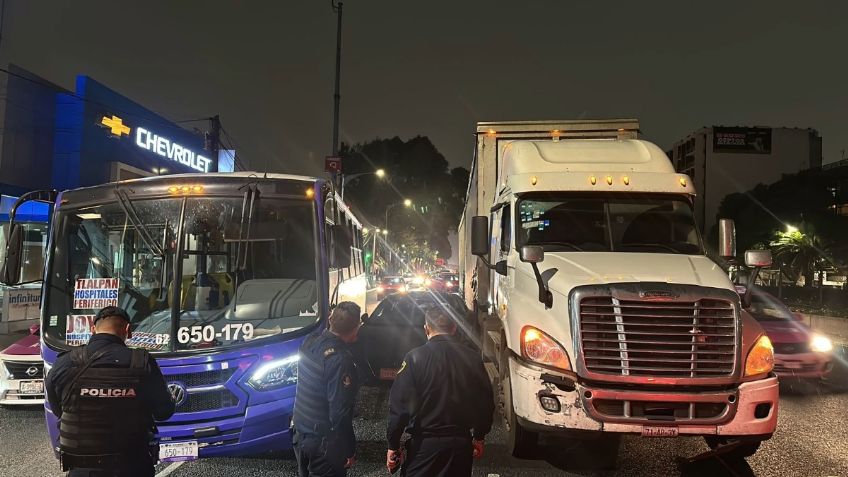 Camión y tráiler hacen “sandwich” a auto compacto en Tlalpan