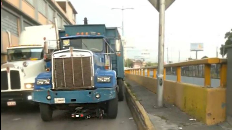 Camión de carga se estrella contra motocicleta