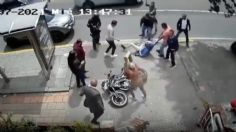 VIDEO: dan brutal golpiza a delincuente tras caer de la moto al intentar huir