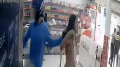 Empleada es tomada como rehén durante asalto a farmacia: VIDEO