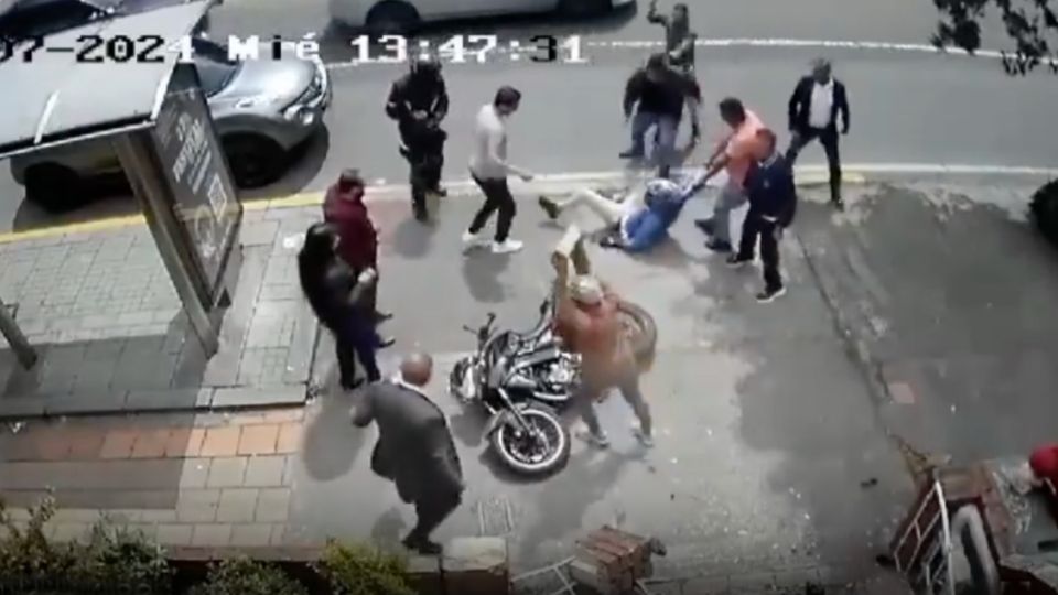 Un delincuente escapaba abordo de una motocicleta en la ciudad de Bogotá, Colombia, recibió una brutal golpiza