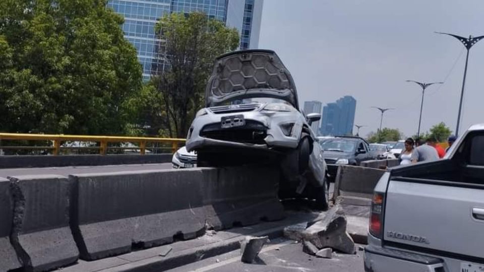 El automóvil de color blanco quedó con daños visibles y sobre el muro de contención.