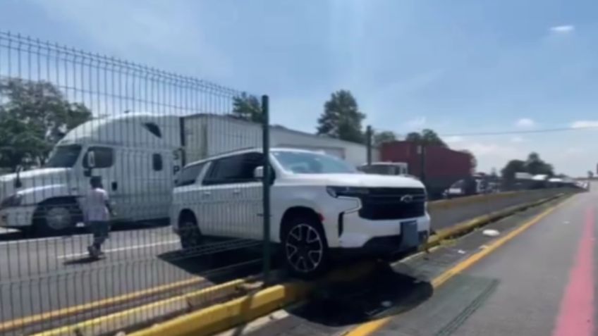 VIDEO: automovilista embiste una reja con tal de no continuar en el bloqueo de la México-Puebla