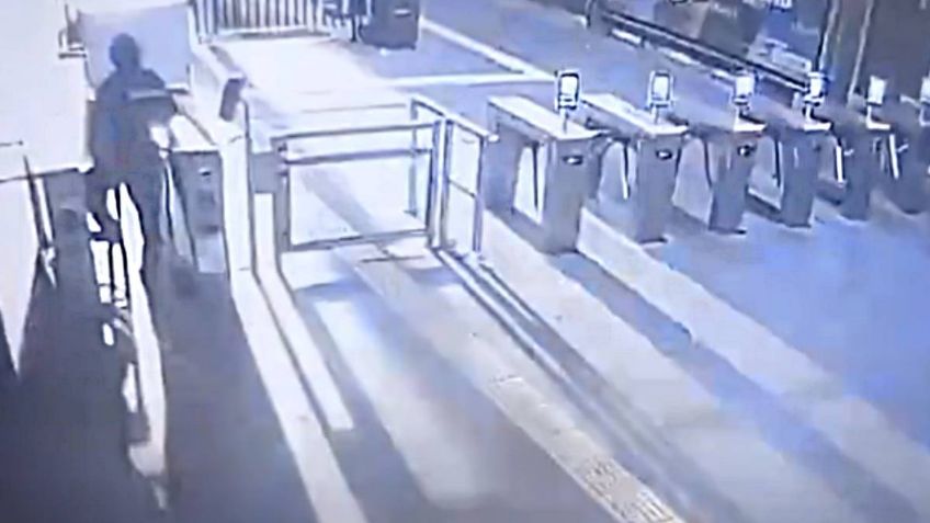 VIDEO: Momento exacto en que RAYO impacta el interior de la estación Taxqueña del Tren Ligero