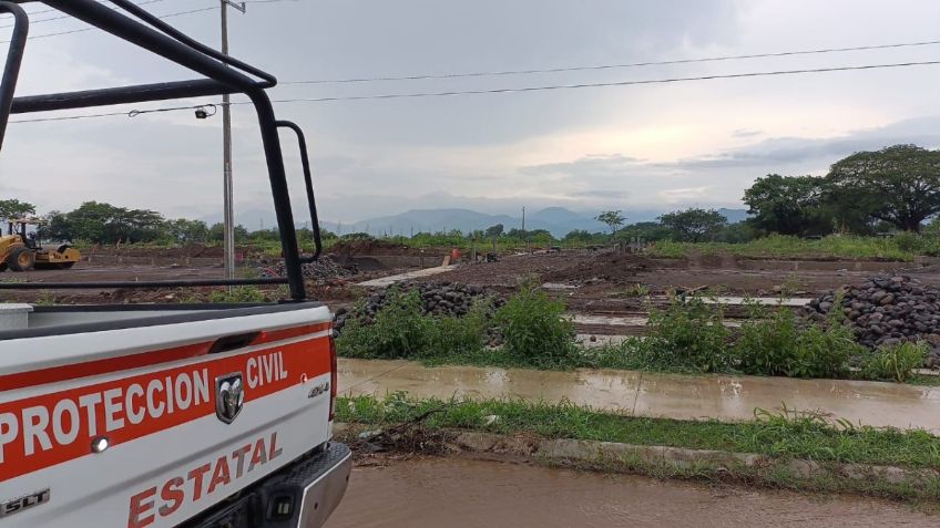 Cae rayo a 2 trabajadores que empedraban una calle de Colima, logra sobrevivir un hombre