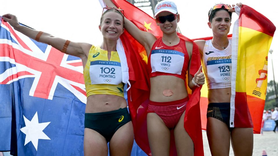 La campeona de marcha 20 kilómetros, Jiayu Yang, se tapó el ombligo para competir.