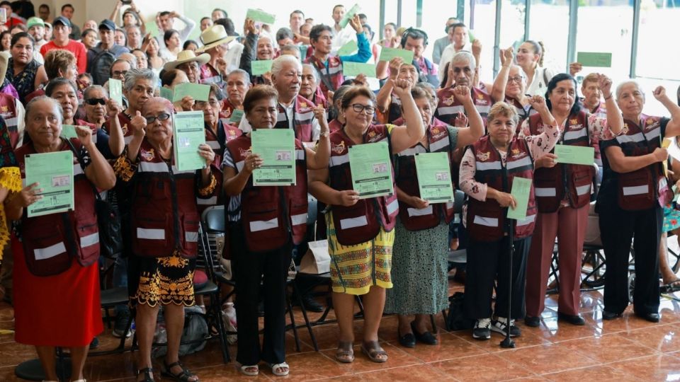 Con la representación de la gobernadora Evelyn Salgado Pineda, la presidenta del DIF Guerrero, Liz Salgado Pineda, realizó la entrega de visas gestionadas a través del programa 'Lazos Migrantes'