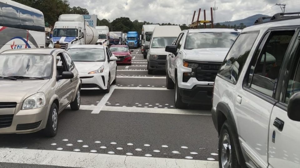 Automovilistas y transportistas son afectados por los bloqueos que realizan ejidatarios en el Arco Norte y la autopista México-Puebla.