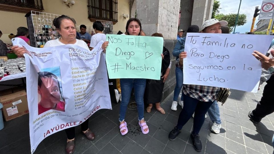 Su familia protestó frente al Palacio Municipal para encontrar al docente desaparecido