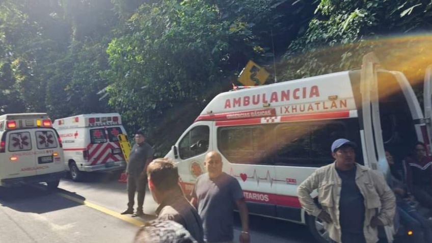 Captan en VIDEO momento exacto en que autobús cae en barranco y deja 3 muertos