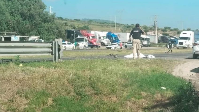 Arrollan a peregrino ciclista sobre la carretera federal 57, San José Iturbide, Guanajuato