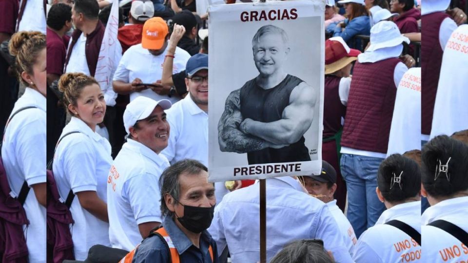 Simpatizantes del presidente AMLO en el Zócalo capitalino