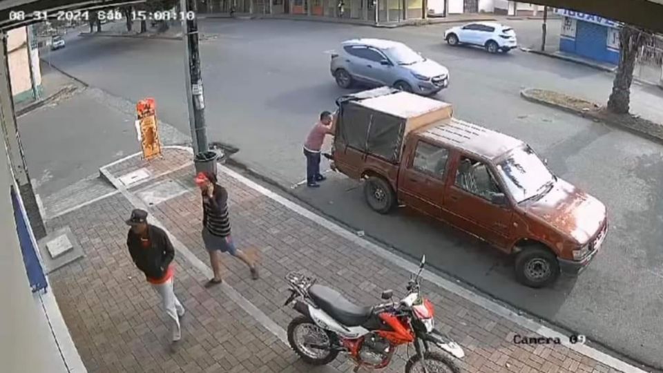 Los dos asaltantes llegaron con gorras al lugar.