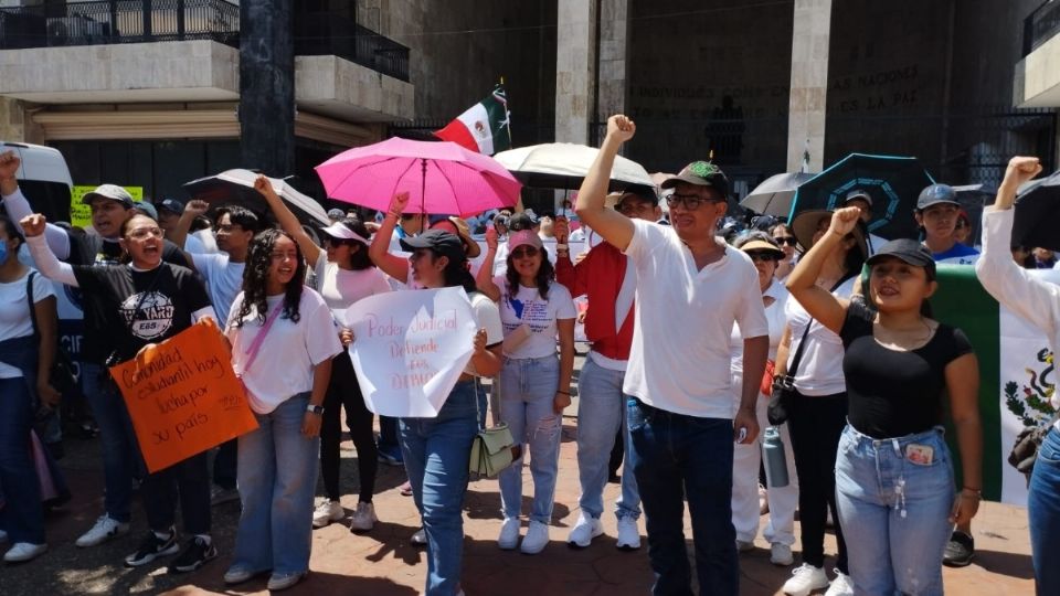 La marcha culminó frente al Congreso del Estado donde estudiantes, así como representantes de comercios y los mismos trabajadores, realizaron un mitin.