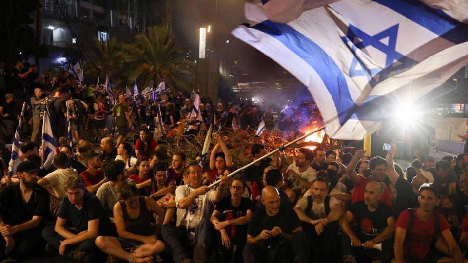 Decenas de miles de personas salieron a las calles para protestar en Tel Aviv y en otras ciudades en rechazo al gobierno y para exigir un acuerdo para la liberación de los rehenes. 