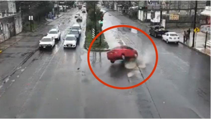 VIDEO: el impactante momento en que un automóvil sale volando al chocar con un bache en Puebla