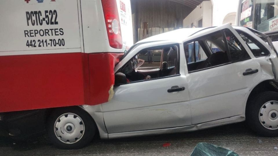 El auto del joven quedó completamente deshecho.