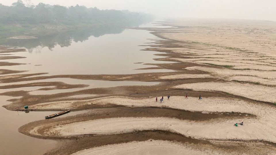 El río Amazonas luce con una grave sequía.