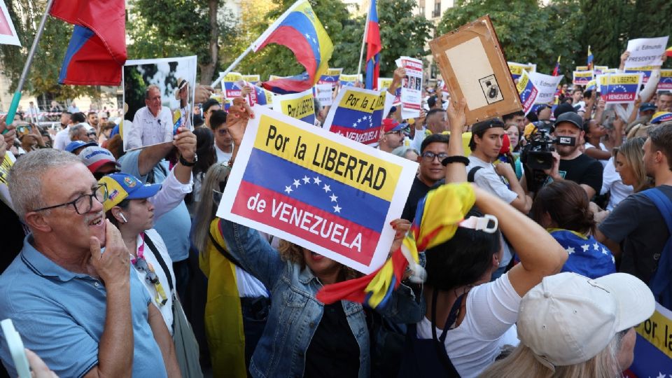 Venezolanos se congregaron al exterior del Congreso español en Madrid.