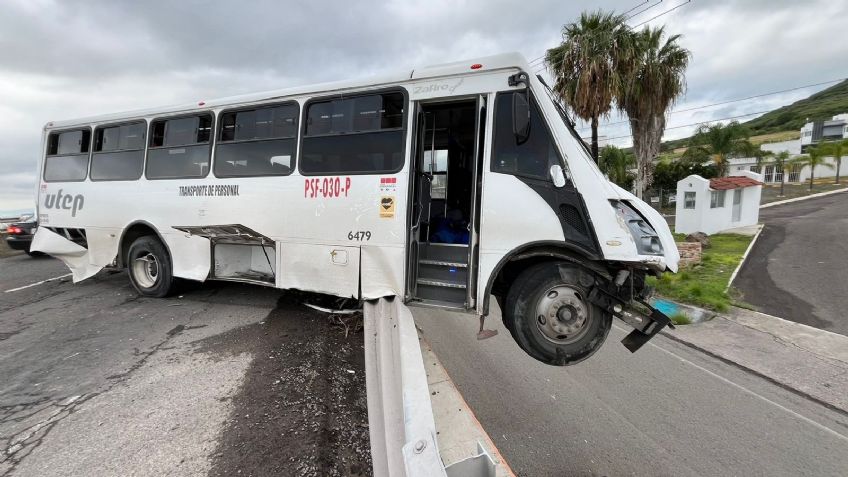 VIDEO: así quedó colgando de un puente un autobús de pasajeros tras perder el control