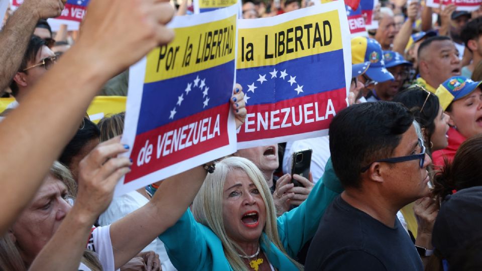 En 'Nos quieren muertos', su más reciente libro, Javier Moro cuenta la historia del opositor Leopoldo López, quien terminó exiliado en España.