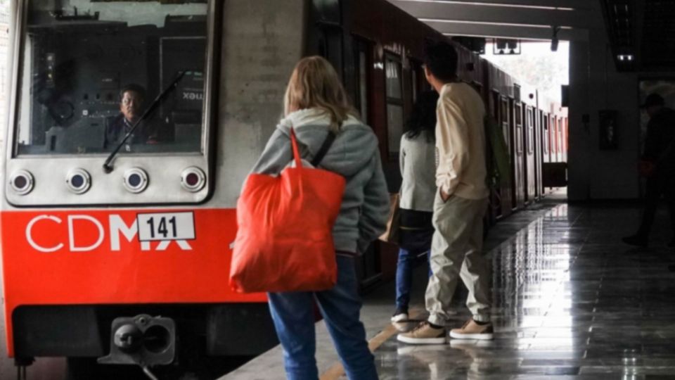 Usuarios del transporte preguntan la causa de los retrasos.