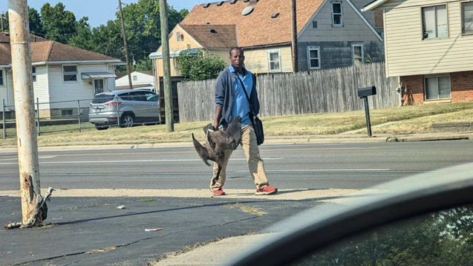 Una de las imágenes que se han utilizado para dar fuerza a la historia, aparentemente fue tomada en Columbus y muestra a un hombre originario de Sudáfrica.